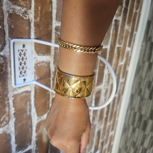 Chanel Gold Cuff Bracelet Matelasse circa 1970 - Picture 2 of 8